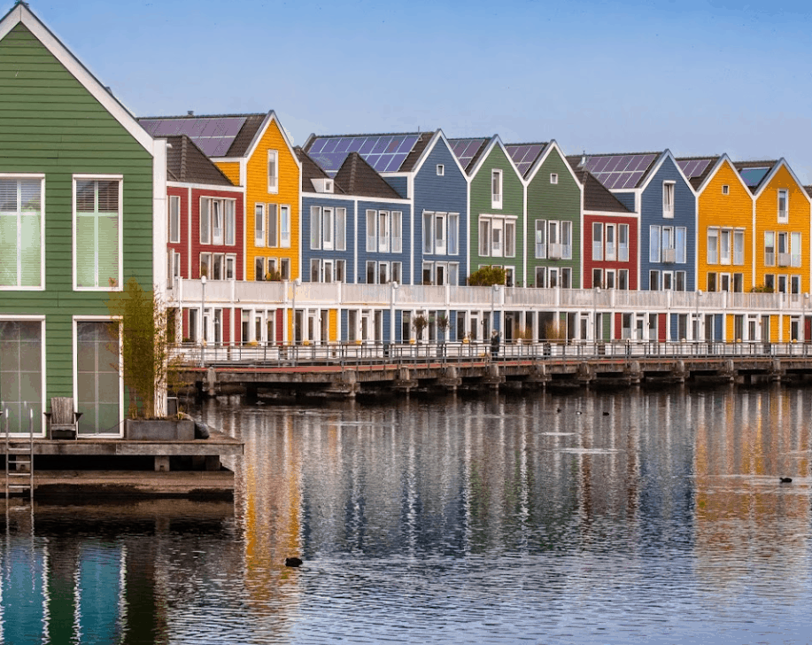 kleurrijke huisjes in Houten in Nederland