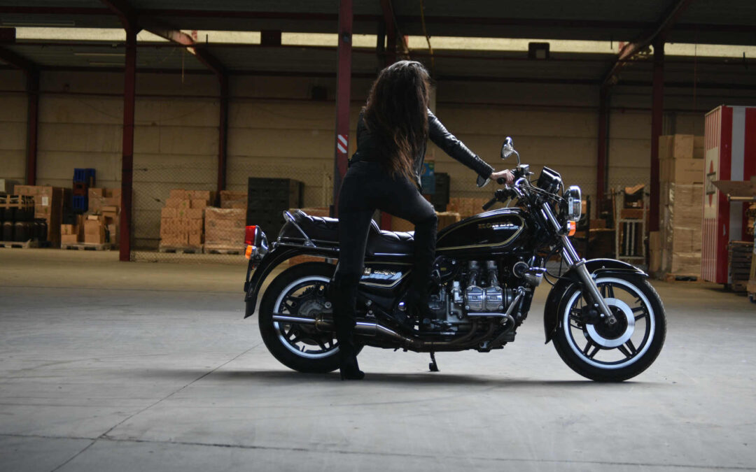 Eva Lambaerts fotoshoot met Honda Goldwing 1100 Plain Jane