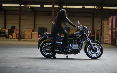 Eva Lambaerts fotoshoot met Honda Goldwing 1100 Plain Jane